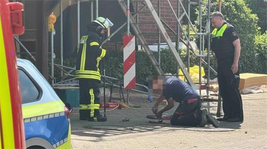 Gasleck? Feuerwehr und Polizei sind in Horneburg im Einsatz.
