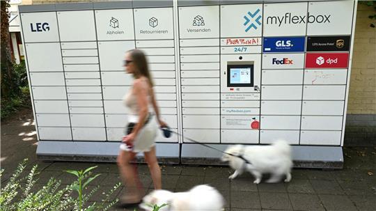 Gassigehen am Paketautomaten vorbei: Alltagsszene aus Düsseldorf.