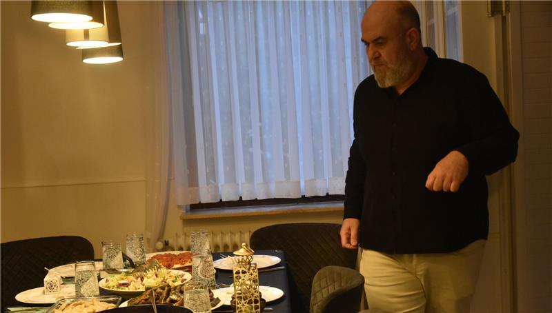 Gastgeber Erkan Dündar schaut, ob alles angerichtet ist.