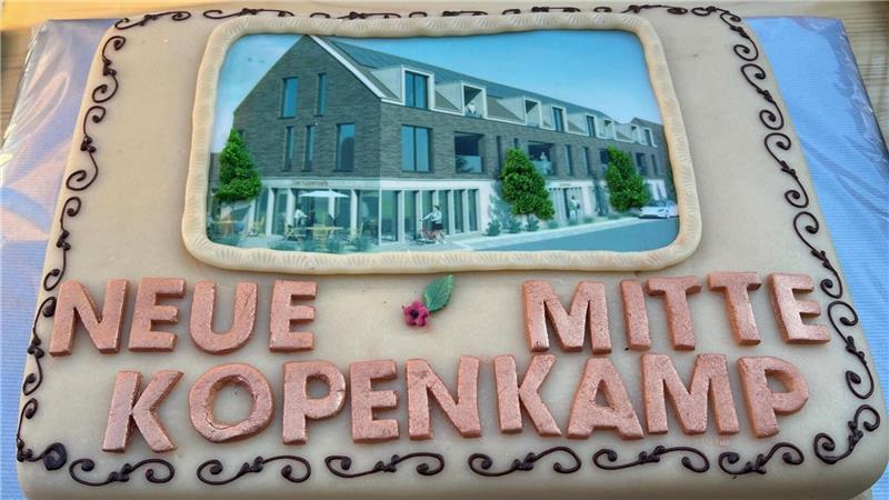 Gastgeschenk: Bäcker Richter hat als neuer Mieter das Gebäude auf eine Torte gebannt.