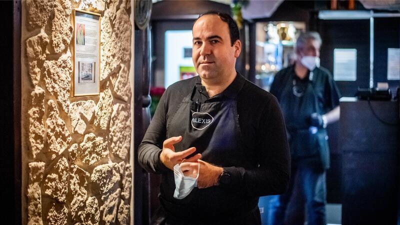 Gastronom Alexis Vaiou führt das „Olympisches Feuer“ in der Hafenstraße in Bremerhaven.