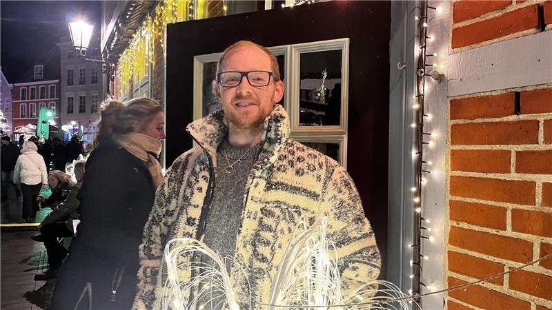 Preise, Atmosphäre, Programm: Der Stader Weihnachtsmarkt im TAGEBLATT-Check Gastronom Heiko Helfert vom Tapao hat sich beim Lichterglanz am Wasser West richtig ins Zeug gelegt.