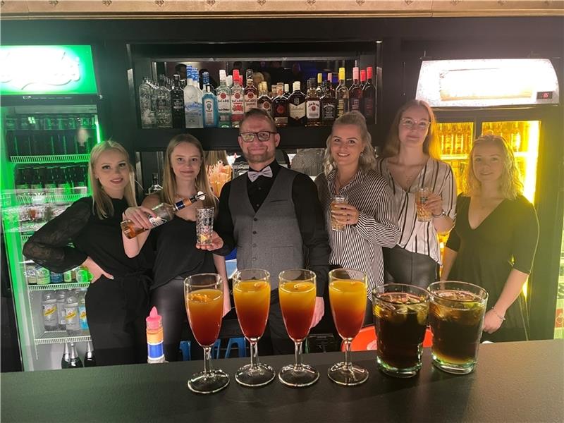 Gastronom Hendrik Teetz und sein Team in der neueröffneten Buxtehuder Diskothek Studio 21. Foto: Stephan