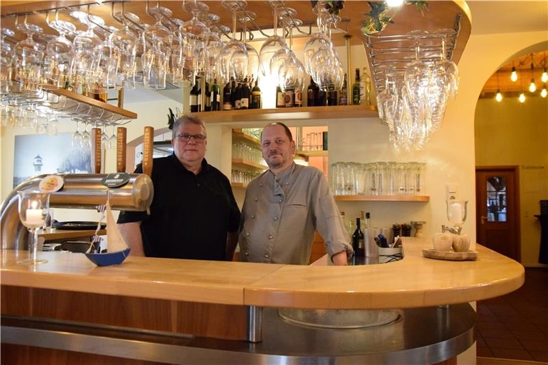 Gastronom Jürgen Giese (links) und Küchenchef Christian Warner haben mit einem Unternehmensberater ein neues Konzept erarbeitet. Foto: Battmer