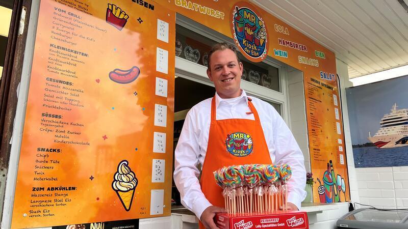 Gastronom und Schausteller: Mirko Rischmüller vor seinem Imbiss im Twielenflether Freibad.
