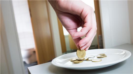 Gastronomen dürfen Nicht-Gästen die Toilettennutzung gegen eine Gebühr erlauben, Gäste hingegen nutzen sie kostenfrei.
