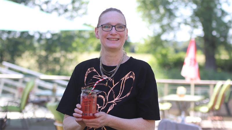 Wasser, Schatten, Osteblick: Sommerlokal mit Fähre und Ruhemodus Gastronomin Karin Plate ist selbst einer der größten Oste-Fans.