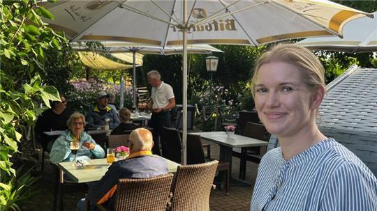 Gastronomin Nicole Stubbe freut sich, dass die ersten Sonnenstrahlen nach dem Regen am Nachmittag schon wieder Gäste in den Kaffeegarten gelockt haben.