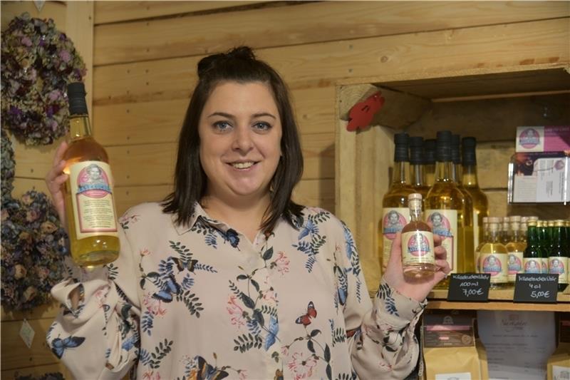 Gastronomin präsentiert Käsekuchen-Likör aus Stade Gastronomin Sabrina Klapper (33) von der Bar Klapperino vertreibt ab sofort ihre Eigenkreation: einen Käsekuchen-Likör. Foto: Beneke