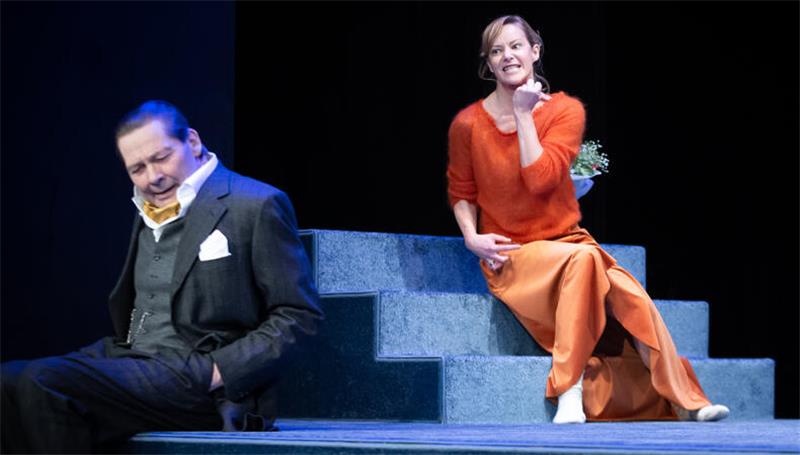 Hedda Gabler in Buxtehude: Wenn Langeweile tödlich ist Gastspiel der Hamburger Kammerspiele mit Markus Boysen als Richter Brack und Teresa Weißbach als Hedda Gabler.