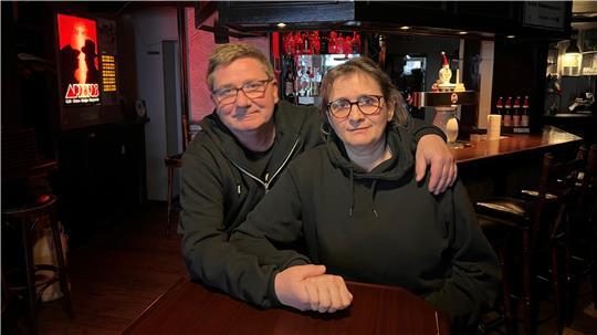Gastwirt Thomas Mäkel mit seiner Lebensgefährtin Kerstin Genrich, mit der er jahrelang das Apropos in der Stader Innenstadt schmiss.
