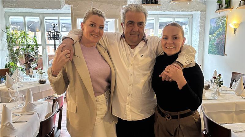Zu Gast bei Toni de Angelis: Das schmeckt Stades erstem Italiener Gastwirt Toni mit Mandy Brockelmann (links) und Jana Hackelberg von der Immobilienvermittlung Mandy Brockelmann. Die beiden Frauen sind mit dem Verkauf des Hauses in der Salzstraße 21 beauftragt.