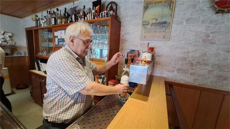 Mensings Gaststätte schließt: Das letzte Labskaus Gastwirt Wolfgang Mensing beim Bierausschank.
