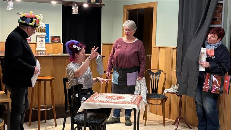 Gastwirtin Erna (hinten: Marlies Schuf) muss in ihrer Eckkneipe mit allerlei verrückten Gästen klarkommen.