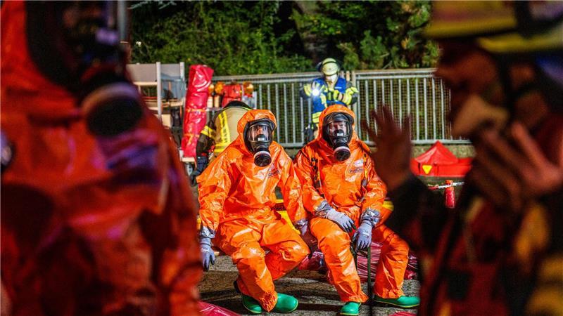 Gaswolke über Aschaffenburg - Feuerwehrleute  mit Atemschutz im Einsatz