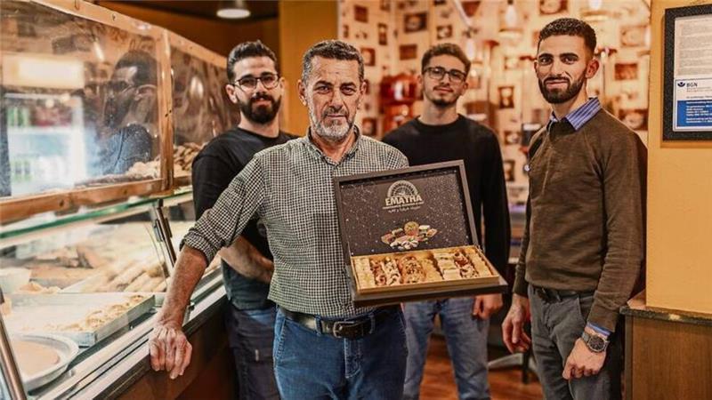 Aldadas wollten nicht warten: Syrische Familie startet mit Bäckerei durch Gebäck ist das Kerngeschäft der Aldadas (von links): Yaser Aldada, Vater Safwan, Younes Aldada und Yasin Aldada. Es fehlen Youssef Aldada, die Schwestern Yara, Yousra und Judy sowie die Mutter der sieben Geschwister.