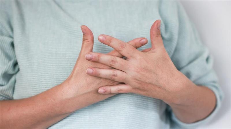 Gebärdensprache beinhaltet visuelle Gebärden, Mimik und Oberkörperbewegungen.