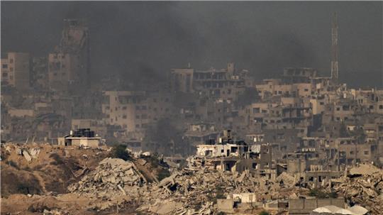 Gebäude im nördlichen Gazastreifen, die während der israelischen Boden- und Luftangriffe zerstört wurden, aufgenommen bei Sonnenaufgang vom Süden Israels aus.