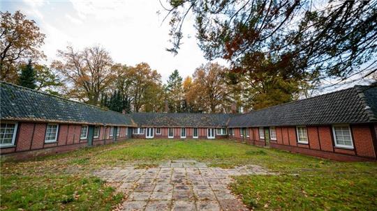 Gebäude sind auf dem Gelände vom Immenhof, einem ehemaligen Kinder- und Jugendheim zu sehen.