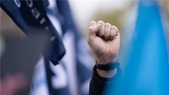 Geballte Faust auf einer Protestaktion im Tarifstreit des öffentlichen Dienstes in Stuttgart.