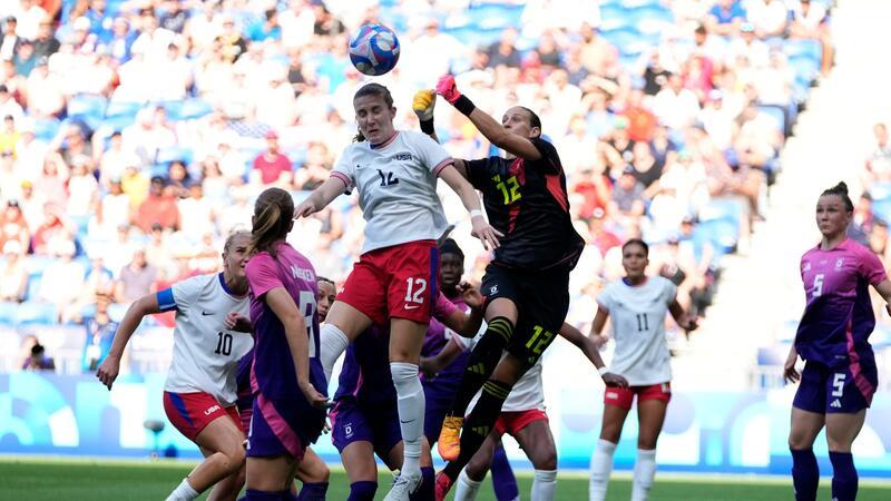 Aus der Gold-Traum: DFB-Frauen spielen um Olympia-Bronze Geballte Offensivkraft gegen DFB-Torhüterin Ann-Katrin Berger