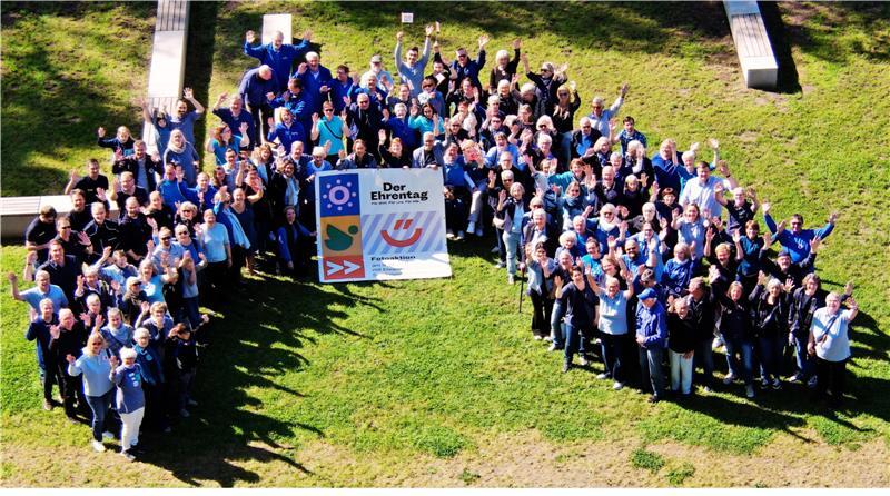 Geballtes Ehrenamt: Rund 135 Engagierte aus der Samtgemeinde haben sich für eine Fotoaktion getroffen.