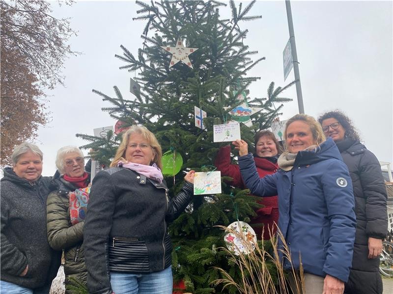 Gebastelt wurde der Schmuck für den Gewinner-Baum am Mühlenweg in einer großen nachbarschaftlichen Aktion. Foto: Weselmann