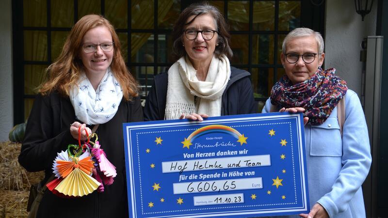 Die Sternenbrücke ist Familie Helmkes Herzenssache Gebastelte Engel und einen symbolischen Scheck mit einer beeindruckenden Summe hatten Anja Helmke (links) und Melanie Helmke (rechts) für Christiane Schüddekopf vom Kinderhospiz Sternenbrücke dabei.