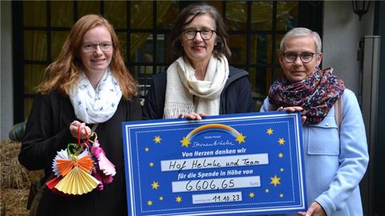 Gebastelte Engel und einen symbolischen Scheck mit einer beeindruckenden Summe hatten Anja Helmke (links) und Melanie Helmke (rechts) für Christiane Schüddekopf vom Kinderhospiz Sternenbrücke dabei.