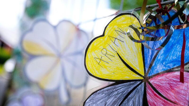 Nach dem Tod von Arian: Kirche bietet Platz zum Trauern Gebastelte vierblättrige Kleeblätter mit der Aufschrift „Arian“ hängen an einem Zaun im Wohnort von Arians Familie.