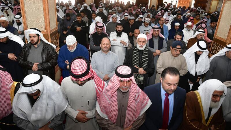 Bilder des Tages Gebete bei der Beerdigungszeremonie für den Emir von Kuwait. Scheich Nawaf al-Ahmed Al Sabah war am Samstag im Alter von 86 Jahren gestorben. Er war nur drei Jahre im Amt.