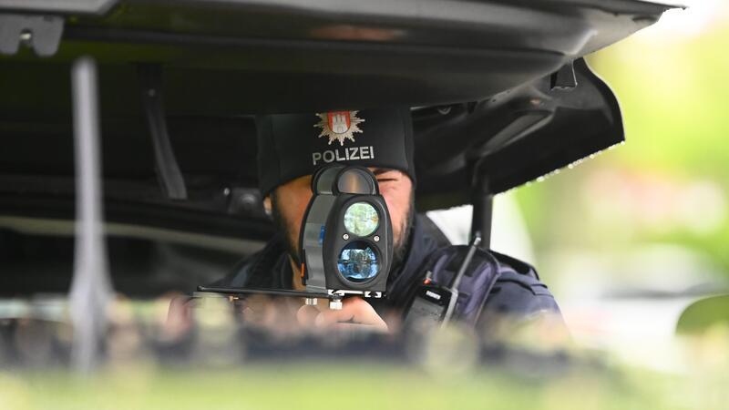 Erschreckende Blitzer-Bilanz in Hamburg: 500-PS-Porsche rast am Deich entlang Geblitzt wurde hamburgweit besonders an Schulen, Kitas, Altenheimen und Orten, die für Unfälle berüchtigt sind.