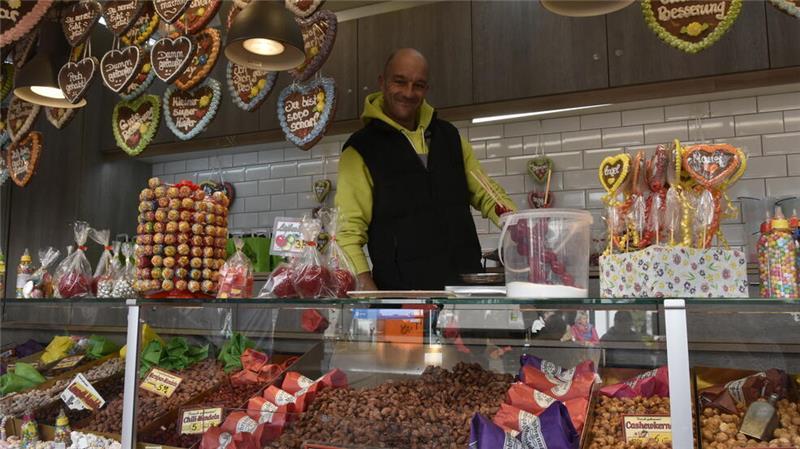 Für Schausteller ist der Horneburger Herbstmarkt Pflicht Gebrannte Mandeln, Schokofrüchte und Lebkuchenherzen gehen immer.