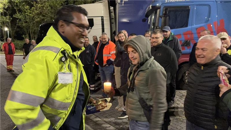Ständig heulen die Sirenen: Mit dem Hilfskonvoi bis ans Kriegsgebiet Geburtstagsfeier für Sascha Kaflowsky (mit Kerze) - nachts auf einem Parkplatz an der A4 in Polen - kurz vor der schlechten Nachricht.