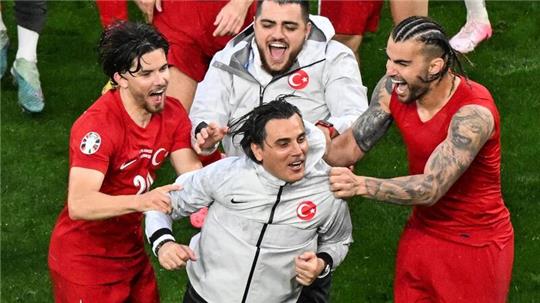 Geburtstagskind Vincenzo Montella (M.) wurde von seinen Spielern nach dem Sieg gefeiert.