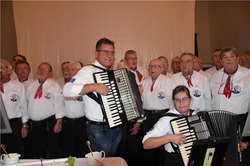 Geburtstagsständchen: Der Altländer Shanty-Chor sucht Nachwuchs vom Sänger bis zum Akkordeonspieler.