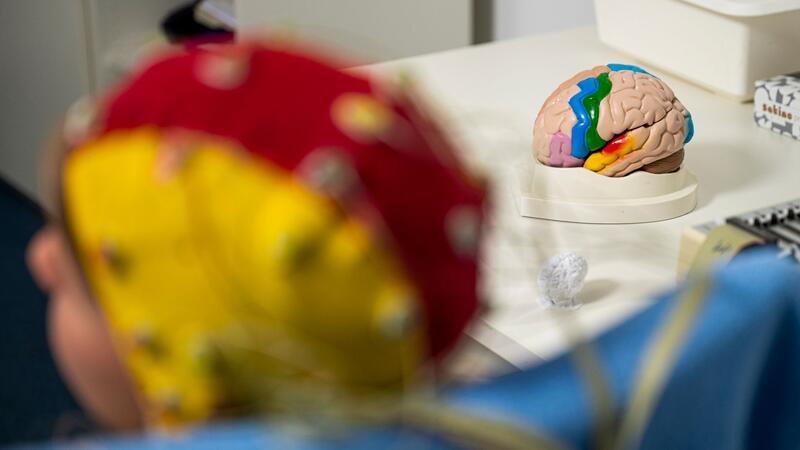 Das EEG entschlüsselt seit 100 Jahren unser Gehirn Gedankenlesen mit einem EEG ist laut Experten bislang nur begrenzt möglich.