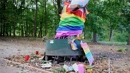 Gedenkbaum an Opfer des CSD-Anschlags beschädigt
