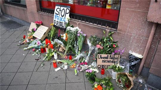 Gedenken am 3. Mai 2002 nach dem tödlichen Polizeieinsatz in Mannheim.