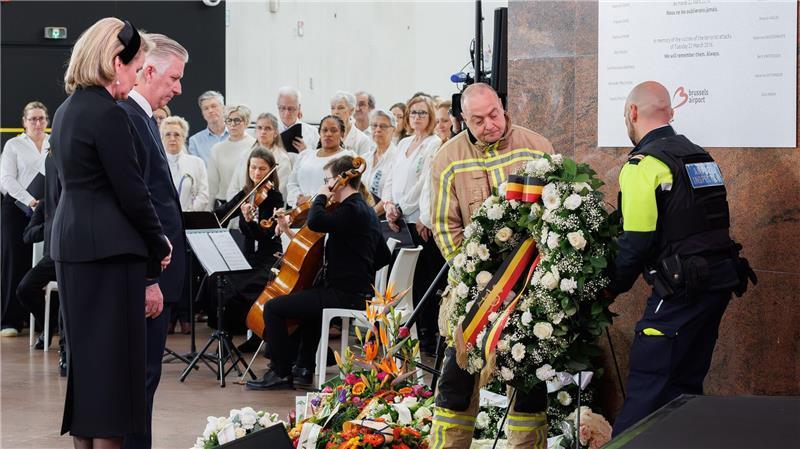 Gedenken am Brüsseler Flughafen: Zu den Teilnehmern der Zeremonie gehörten auch Königin Mathilde und König Philippe.
