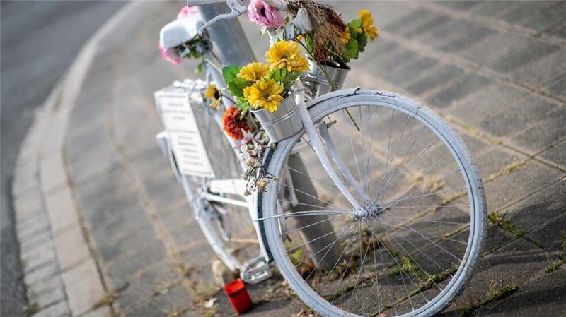 Gedenken an eine von einem abbiegenden Lkw überfahrene Radfahrerin. (Symbolbild)