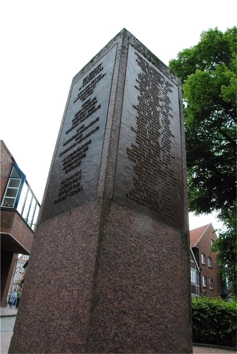 Gedenken der NS-Opfer: Seit 2005 steht an der Wilhadi-Kirche die Stele mit 152 Namen. Foto: Stief