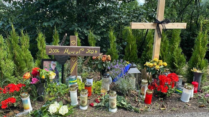 Gedenken an tödlich verunglückten Motorradfahrer am Nincoper Deich Gedenken für Marcel am Nincoper Deich.