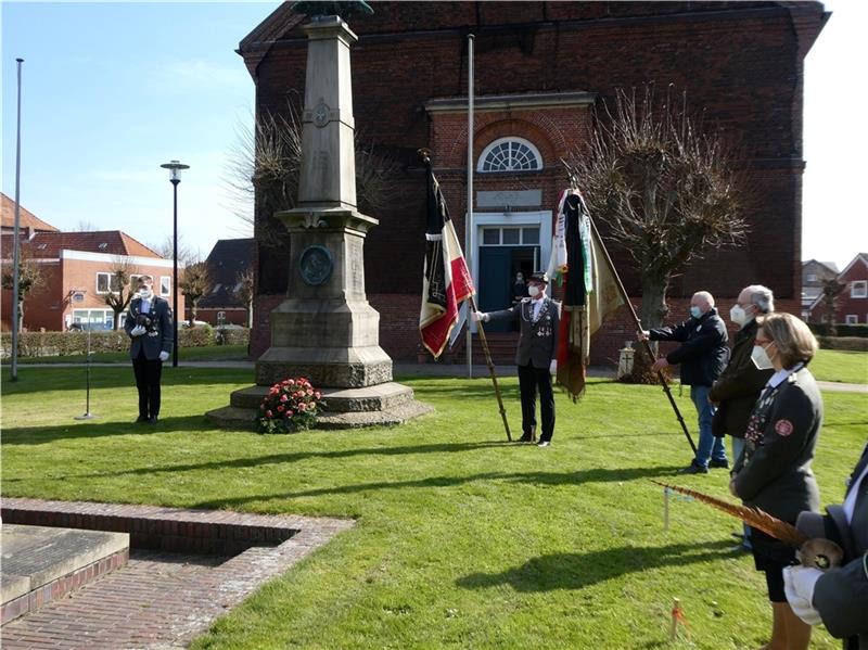 Gedenken in Freiburg: Bei einer Andacht vor der Kirche waren Vertreter der Freiburger Vereine dabei, die Schützengilde legte einen Kranz nieder. Foto: Petersen