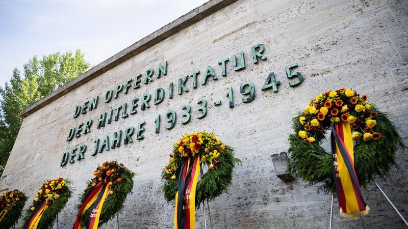 „Widerstand als Pflicht“? Was das Hitler-Attentat lehrt Gedenkkränze stehen am Ende einer Feierstunde der Bundesregierung sowie der Stiftung 20. Juli 1944 anlässlich des 78. Jahrestages des Attentats- und Umsturzversuchs gegen Hitler in der Gedenkstätte Berlin-Plötzensee. (Archivfoto)