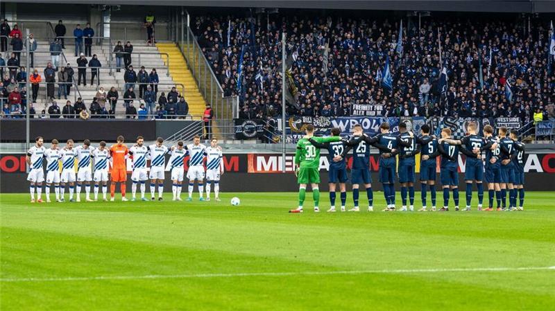 Karlsruhe springt nach Sieg in Paderborn an Tabellenspitze Gedenkminute der Mannschaften vor dem Anpfiff.