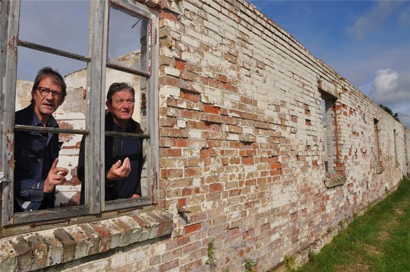 Gedenkstättenleiter Andreas Ehresmann (links) und Stiftungsvorsitzender Detlef Cordes freuen sich, dass weitere Gebäude inzwischen begehbar gemacht werden konnten. Fotos: Schmidt