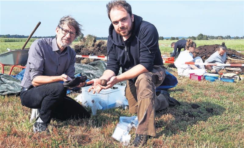 Gedenkstättenleiter Andreas Ehresmann (links) und Master-Student Lukas Eckert präsentieren einige Fundstücke. Foto: Klöfkorn