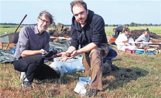 Gedenkstättenleiter Andreas Ehresmann (links) und Master-Student Lukas Eckert präsentieren einige Fundstücke. Foto: Klöfkorn