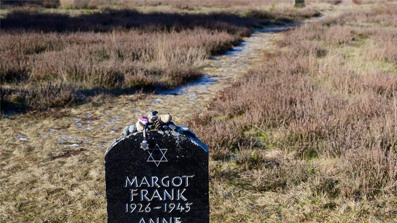 „Du warst so tapfer“: Botschaften für Anne Frank in Bergen-Belsen Gedenkstein für Margot und Anne Frank auf dem Gelände der Gedenkstätte Bergen-Belsen.
